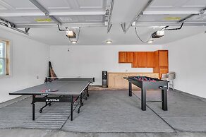 Serene & Charming 5br Des Plaines Getaway 5 Bedroom Home by RedAwning