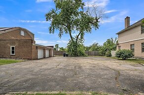 Serene & Charming 5br Des Plaines Getaway 5 Bedroom Home by RedAwning