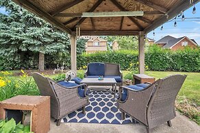 Serene & Charming 5br Des Plaines Getaway 5 Bedroom Home by RedAwning