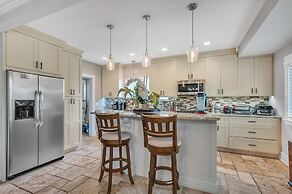 Serene & Charming 5br Des Plaines Getaway 5 Bedroom Home by RedAwning