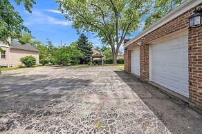 Serene & Charming 5br Des Plaines Getaway 5 Bedroom Home by RedAwning