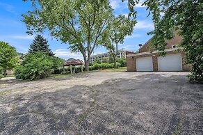 Serene & Charming 5br Des Plaines Getaway 5 Bedroom Home by RedAwning