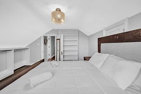 Serene & Charming 5br Des Plaines Getaway 5 Bedroom Home by RedAwning