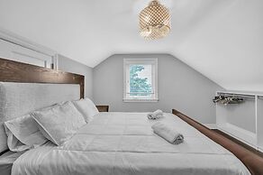 Serene & Charming 5br Des Plaines Getaway 5 Bedroom Home by RedAwning