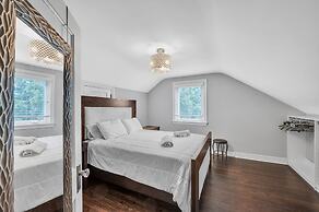 Serene & Charming 5br Des Plaines Getaway 5 Bedroom Home by RedAwning