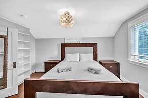 Serene & Charming 5br Des Plaines Getaway 5 Bedroom Home by RedAwning