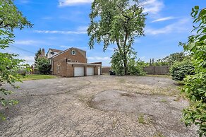 Serene & Charming 5br Des Plaines Getaway 5 Bedroom Home by RedAwning