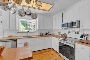 Robin's Rest 3 Bedroom Home by RedAwning