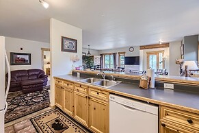 2652 Tenderfoot Lodge 3 Bedroom Condo by RedAwning