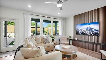 Elegant, Spacious Retreat Perfect For Families 4 Bedroom Home by RedAw