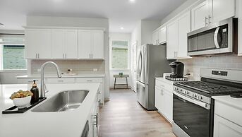 Elegant, Spacious Retreat Perfect For Families 4 Bedroom Home by RedAw