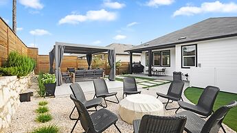 Elegant, Spacious Retreat Perfect For Families 4 Bedroom Home by RedAw