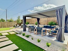 Elegant, Spacious Retreat Perfect For Families 4 Bedroom Home by RedAw