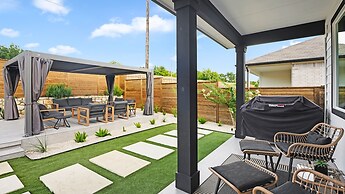 Elegant, Spacious Retreat Perfect For Families 4 Bedroom Home by RedAw