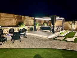 Elegant, Spacious Retreat Perfect For Families 4 Bedroom Home by RedAw