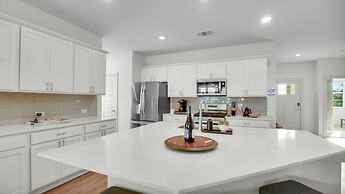 Elegant, Spacious Retreat Perfect For Families 4 Bedroom Home by RedAw