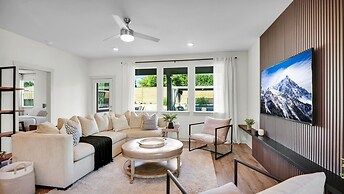 Elegant, Spacious Retreat Perfect For Families 4 Bedroom Home by RedAw