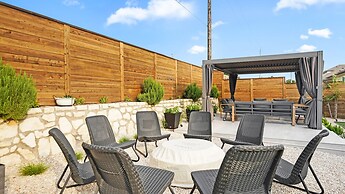 Elegant, Spacious Retreat Perfect For Families 4 Bedroom Home by RedAw