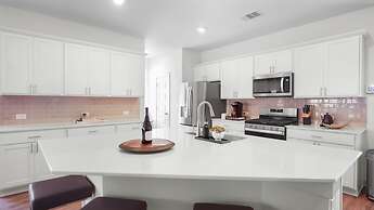 Elegant, Spacious Retreat Perfect For Families 4 Bedroom Home by RedAw