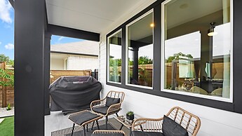 Elegant, Spacious Retreat Perfect For Families 4 Bedroom Home by RedAw