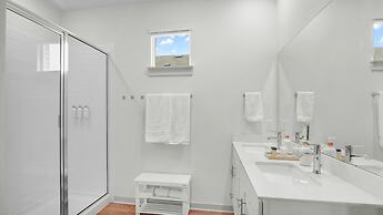 Elegant, Spacious Retreat Perfect For Families 4 Bedroom Home by RedAw