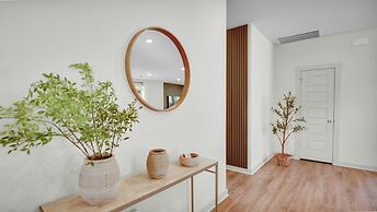 Elegant, Spacious Retreat Perfect For Families 4 Bedroom Home by RedAw