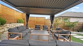 Elegant, Spacious Retreat Perfect For Families 4 Bedroom Home by RedAw