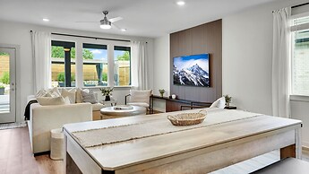 Elegant, Spacious Retreat Perfect For Families 4 Bedroom Home by RedAw