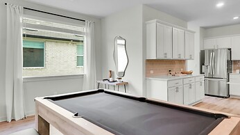 Elegant, Spacious Retreat Perfect For Families 4 Bedroom Home by RedAw