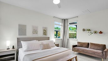 Elegant, Spacious Retreat Perfect For Families 4 Bedroom Home by RedAw