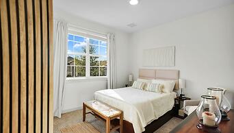 Elegant, Spacious Retreat Perfect For Families 4 Bedroom Home by RedAw