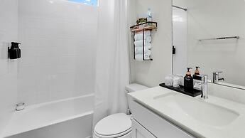 Elegant, Spacious Retreat Perfect For Families 4 Bedroom Home by RedAw