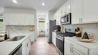 Elegant, Spacious Retreat Perfect For Families 4 Bedroom Home by RedAw