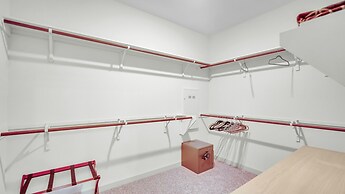 Elegant, Spacious Retreat Perfect For Families 4 Bedroom Home by RedAw