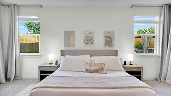 Elegant, Spacious Retreat Perfect For Families 4 Bedroom Home by RedAw