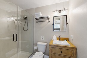 Sea La Vie 3 Bedroom Home by RedAwning