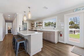 Sea La Vie 3 Bedroom Home by RedAwning