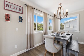 Sea La Vie 3 Bedroom Home by RedAwning