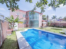 New Family House. Pool & BBQ Area