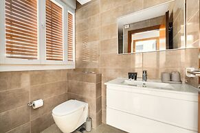 Shenkin Eclectic Blue Apt by Sea N' Rent