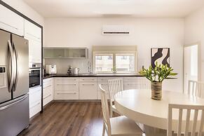 Heart of TLV Elegant Home by Sea N' Rent