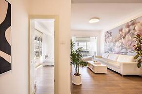 Heart of TLV Elegant Home by Sea N' Rent