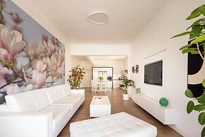 Heart of TLV Elegant Home by Sea N' Rent