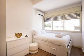 Heart of TLV Elegant Home by Sea N' Rent