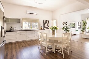 Heart of TLV Elegant Home by Sea N' Rent