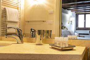 Gondola Luxury Apartment by Wonderful Italy