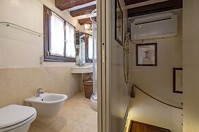 Gondola Luxury Apartment by Wonderful Italy