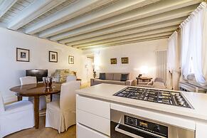 Gondola Luxury Apartment by Wonderful Italy