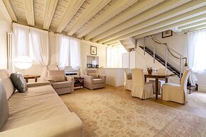 Gondola Luxury Apartment by Wonderful Italy