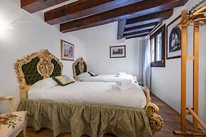 Gondola Luxury Apartment by Wonderful Italy